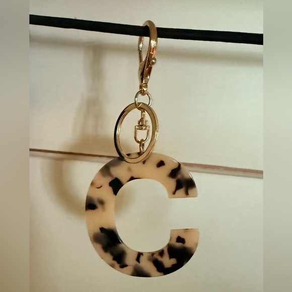 🔥2/$24 or 3/$30🔥 Tortoise Shell Letter C Keychain - Picture 3 of 4